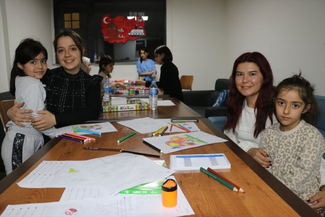 Öğretmenler depremzede öğrenciler için akşamları ve hafta sonları gönüllü mesaide