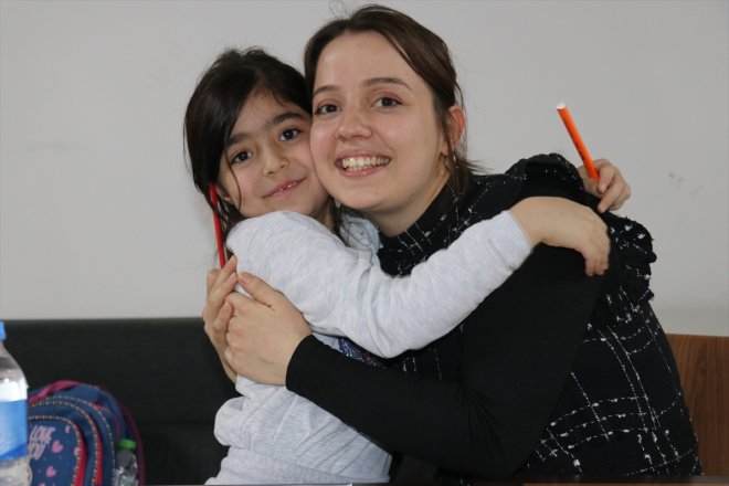 için ve gönüllü öğrenciler - depremzede sonları hafta Öğretmenler AĞRI mesaide akşamları 3