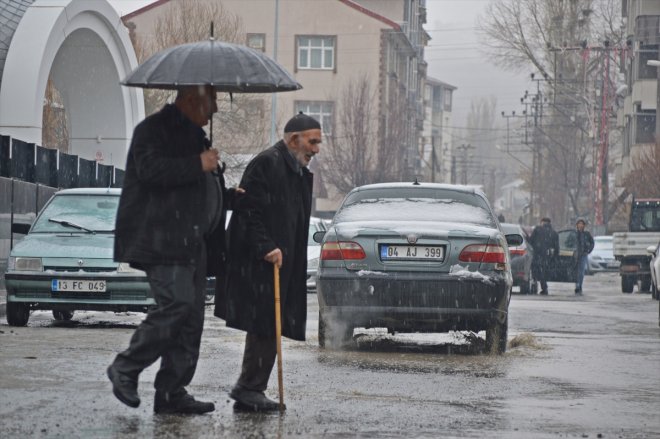 Ağrı'da sağanak sonrası cadde ve sokaklarda su birikintileri oluştu