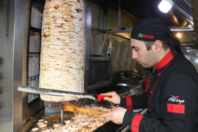Ağrılı esnaf, lokantasının günlük gelirini depremzedeler için Kızılay'a bağışlayacak