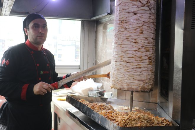 depremzedeler Ağrılı esnaf, bağışlayacak günlük gelirini lokantasının Kızılay