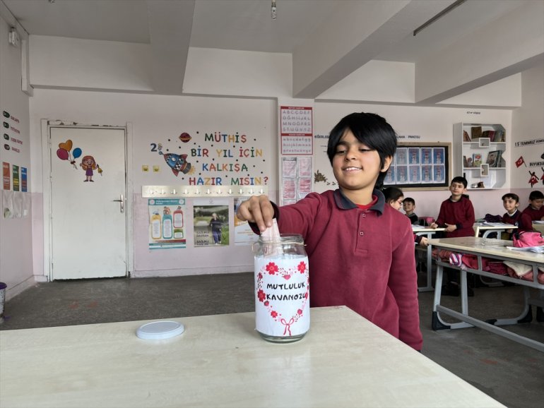 Ağrılı öğrenciler bir günlük okul harçlıklarını depremzedelere bağışladı1