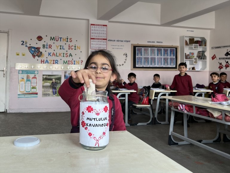 Ağrılı öğrenciler bir günlük okul harçlıklarını depremzedelere bağışladı2