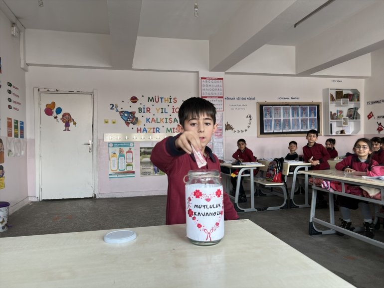 Ağrılı öğrenciler bir günlük okul harçlıklarını depremzedelere bağışladı3