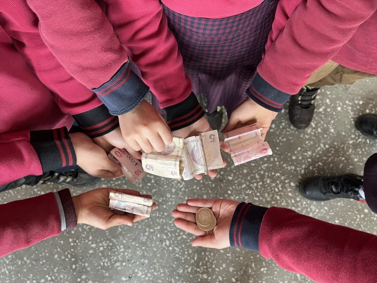 Ağrılı öğrenciler bir günlük okul harçlıklarını depremzedelere bağışladı4
