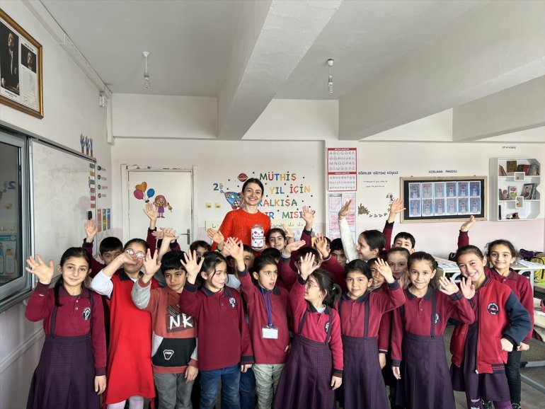 Ağrılı öğrenciler bir günlük okul harçlıklarını depremzedelere bağışladı5