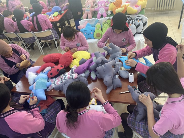 Ağrılı öğrenciler depremzede çocuklar için oyuncak üretiyor1