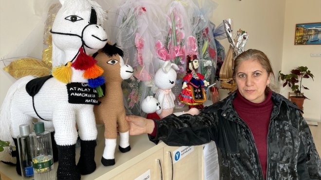 Çocuklarının okulunda kursa katılan anneler yaptıkları oyuncakları deprem bölgesine gönderdi