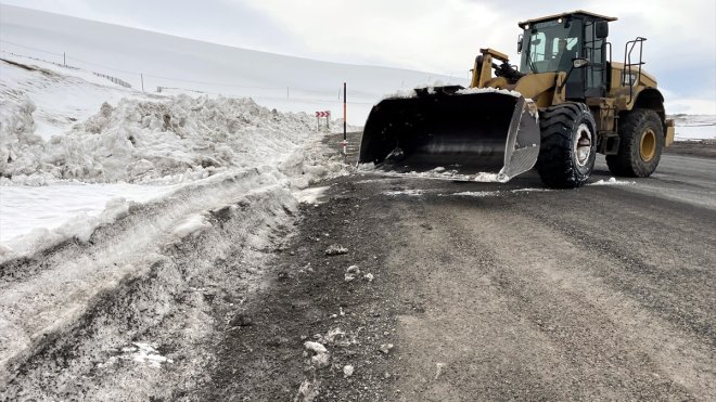 Ardahan'da ekiplerin karla mücadele çalışması martta da sürdü