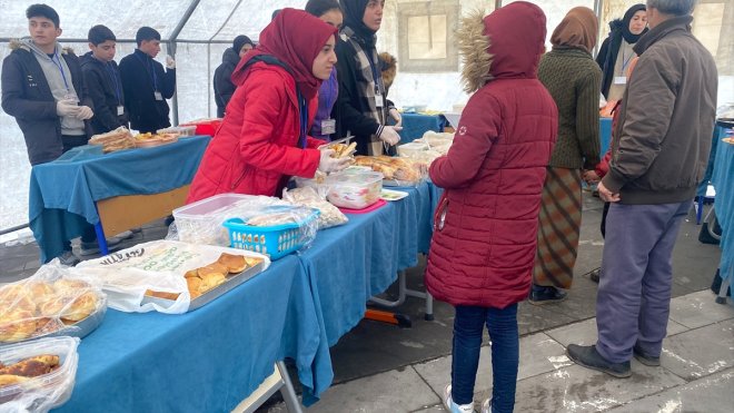 Ardahan'da lise öğrencileri deprem bölgesindeki kardeş okulları için kermes düzenledi