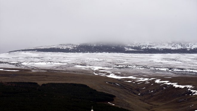 Ardahan'ın yüksek kesimlerine kar yağdı