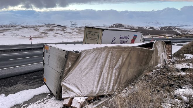 Ardahan'da kar ve buzlanma ulaşımı aksattı