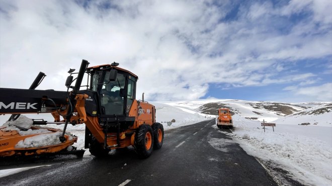 ARDAHAN - Kar ve tipi nedeniyle 3,5 aydır ulaşıma kapanan Ardahan-Ardanuç yolu açılıyor1