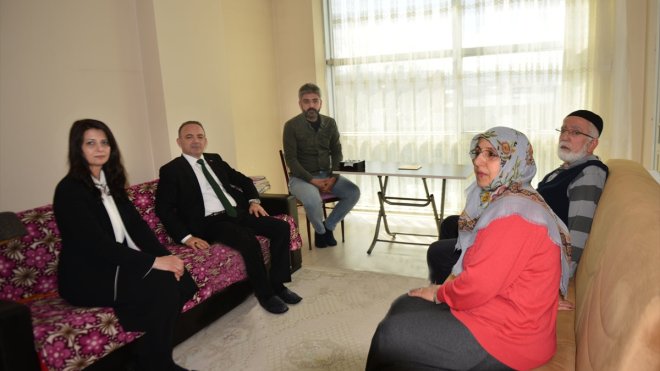 Ardahan Valisi Öner, kentte konaklayan depremzedeleri ziyaret etti