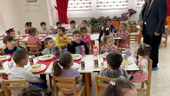 Ardahan Valisi Öner, ücretsiz yemek hizmetinden faydalanan öğrencileri ziyaret etti