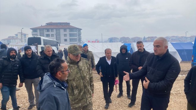 Bakan Ersoy, Malatya'da çadırda kalan depremzedeleri ziyaret etti