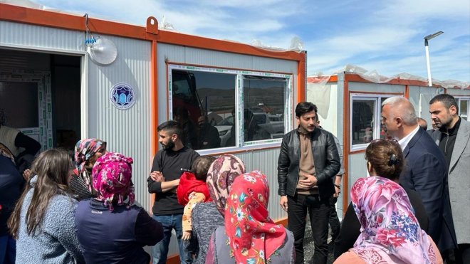 Bakan Ersoy, Malatya'da depremzedeleri ziyaret etti