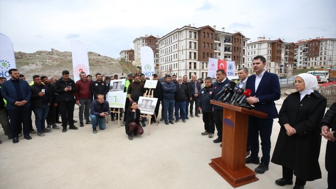 Bakan Kurum, Malatya'da Battalgazi Gelinciktepe Yeni Yerleşim Alanı'nda açıklama yaptı: (1)