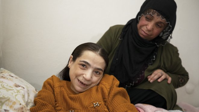 Bilnaz anne 38 yaşındaki felçli kızına yıllardır bebek gibi bakıyor