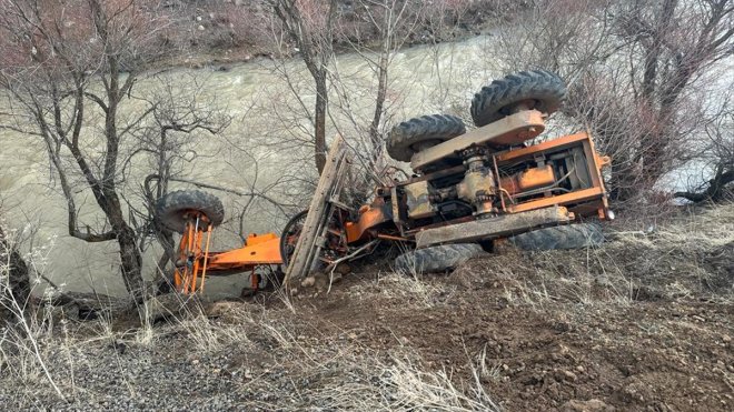 Bingöl'de devrilen iş makinesinin operatörü yaralandı