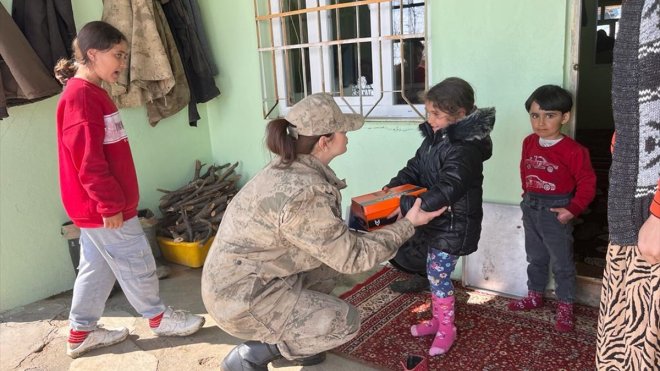 Bingöl'de jandarma ekipleri depremzede aileleri ziyaret etti