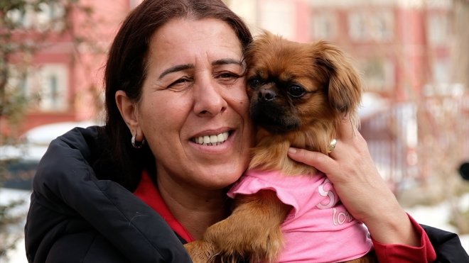 Depremde enkazdan kurtarılan köpek "Tarçın"ı Bingöllü hayvansever sahiplendi