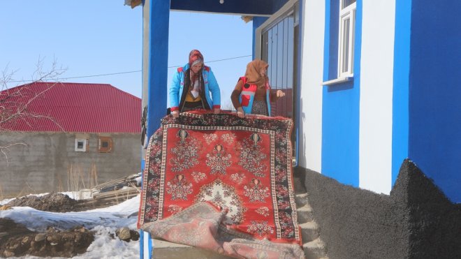 Karlıova'da depremzedelere destek