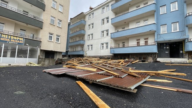 BİNGÖL - Şiddetli rüzgar çatıları uçurdu1