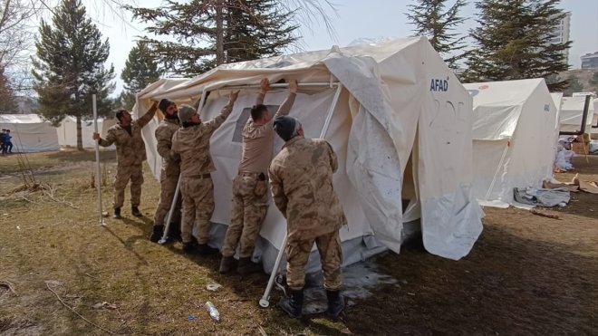Bingöl'ün jandarma ekipleri, deprem bölgesinde desteklerini sürdürüyor