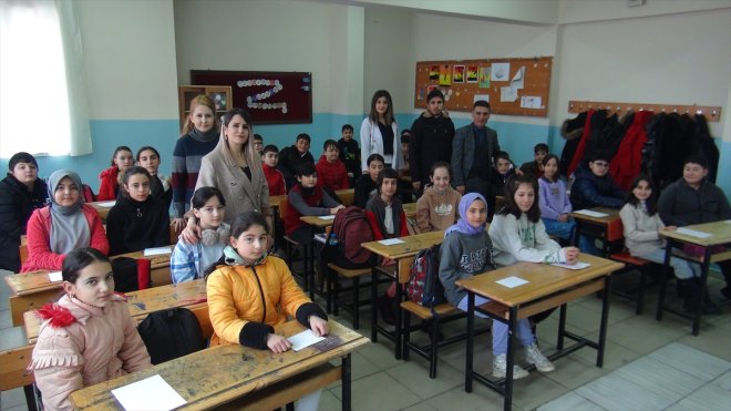 "Biz birlikte güzeliz" diyerek deprem bölgesinden gelen arkadaşlarına sahip çıktılar