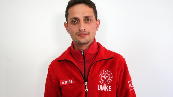 BİTLİS - Enkaz altındaki yaralıya müdahale ederken Elbistan merkezli depreme yakalandı1