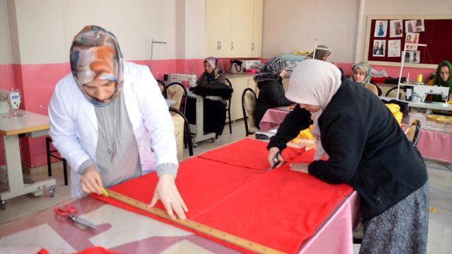 Öğretmen, öğrenci ve kursiyerler "depremzedeler üşümesin" diye mesai yapıyor