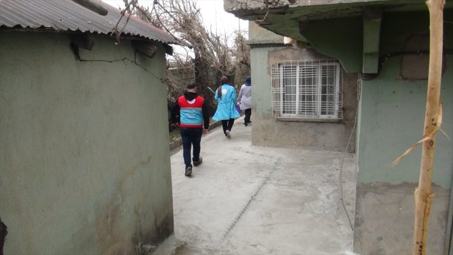Tatvan'da 'vefa' ekibi bakıma muhtaç ailelerin evlerini temizliyor