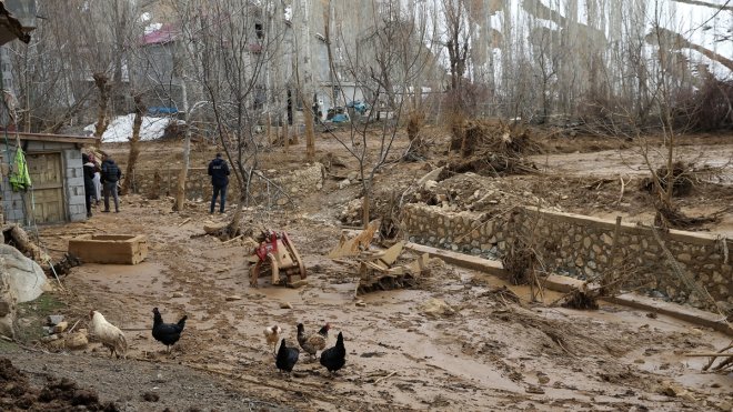 Bitlis'te gölet setinin yıkılması sonucu mahallede hasar oluştu