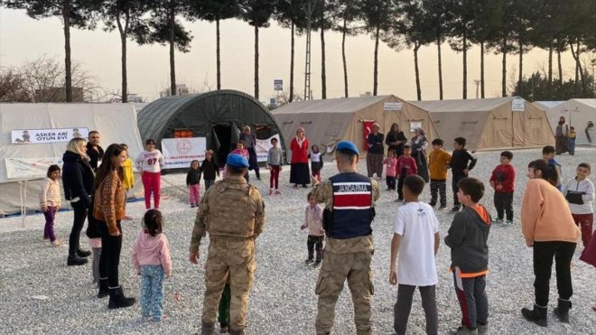 Bitlis'te gönüllü öğretmenlerin topladığı 15 bin oyuncak depremzede çocuklara hediye edildi