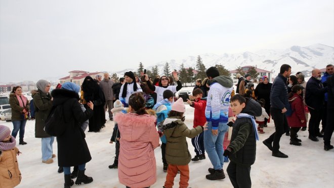 Bitlis'te misafir edilen depremzedeler kayak yaptı