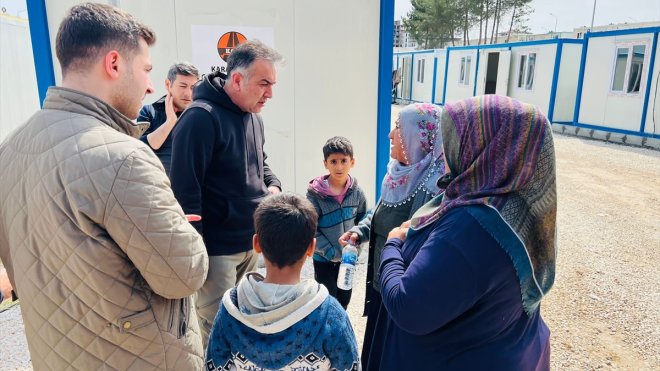 Bitlis Valisi Çağatay, enkazdan çıkarılan engelli depremzedenin çay davetini geri çevirmedi1