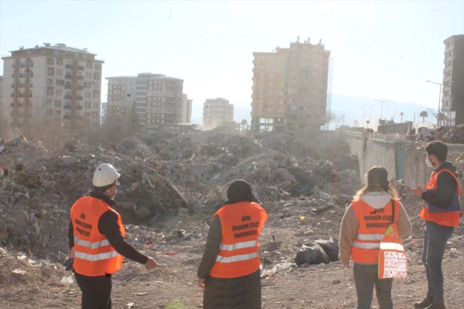 Deprem bölgesinde çalışma yapan akademisyenler "Enkaz Yönetim Rehberi" hazırlıyor
