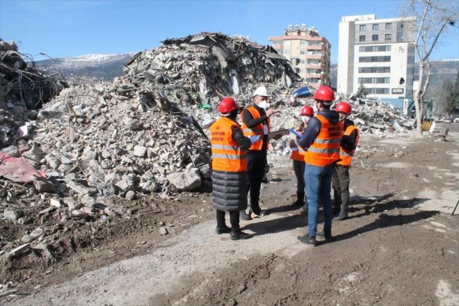 Yönetim Rehberi hazırlıyor Deprem yapan çalışma akademisyenler Enkaz bölgesinde 3