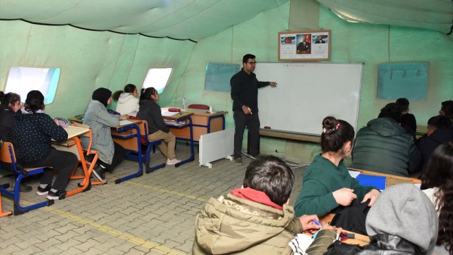 Deprem öğrencilerin hayallerini yıkamadı
