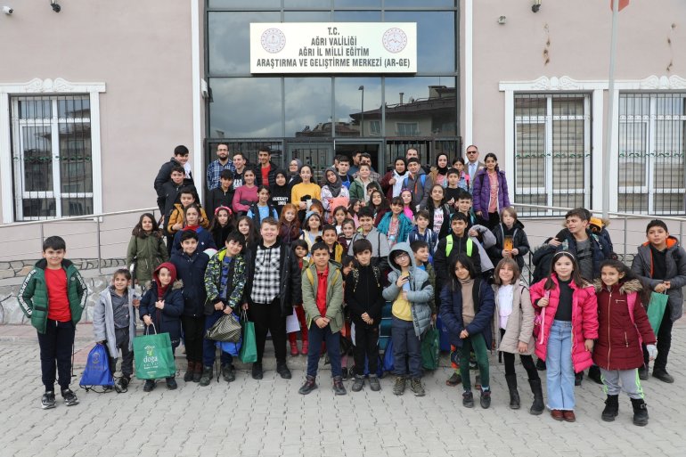 Depremzede çocukların yaraları Ağrı