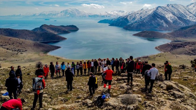 Doğaseverler Van Gölü koylarında yürüyüş yaptı1