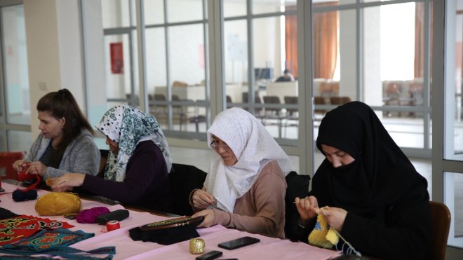 El sanatları kursları depremzede kadınlar için psikoterapi merkezi haline geldi