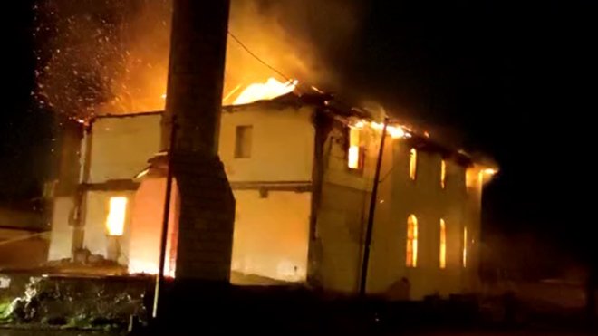 Elazığ'daki 303 yıllık Aksaray Camisi yangında kullanılamaz hale geldi