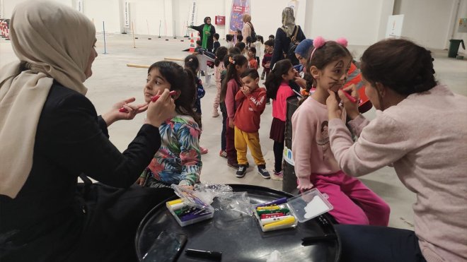Elazığ'da depremzede çocuklar festivalde eğlendi