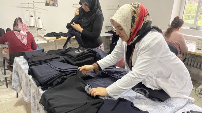 Elazığ'da depremzedeler için eşofman ve pijama takımı yapılıyor