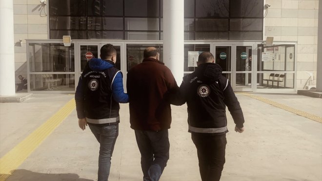 Elazığ'da kamyonet kasasında 40 düzensiz göçmen yakalandı