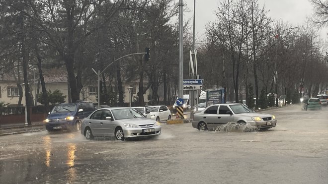 Elazığ'da sağanak etkili oldu
