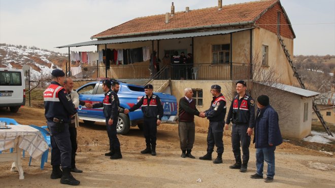 ELAZIĞ - Ekipler köylerde barınan depremzedelerin yaralarını sarıyor1