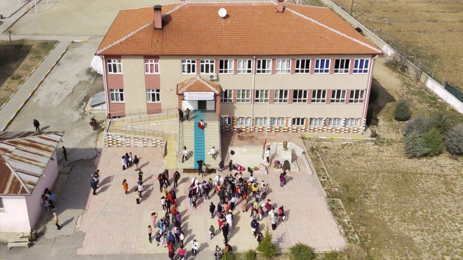 Elazığ'da gönüllü berber ve kuaförler depremzedelerin saç bakımını yapıyor